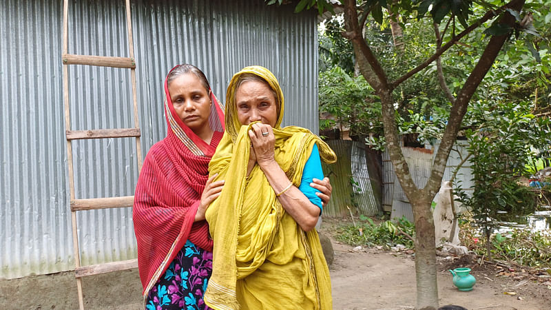 বাড়ি উঠোনে দাঁড়িয়ে কাঁদছেন ৫ আগস্ট ঢাকায় পুলিশের গুলিতে নিহত পঞ্চগড়ের তরুণ সাগর রহমানের নানি হালিমা খাতুন। তাঁকে জড়িয়ে ধরে আছেন সাগরের মানসিক ভারসাম্যহীন মা সখিনা আক্তার। গত বুধবার বিকেলে পঞ্চগড় সদর উপজেলার কিত্তিনিয়া পাড়া এলাকায়